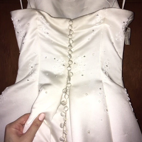 Beautiful satin beaded wedding dress - Picture 4 of 8